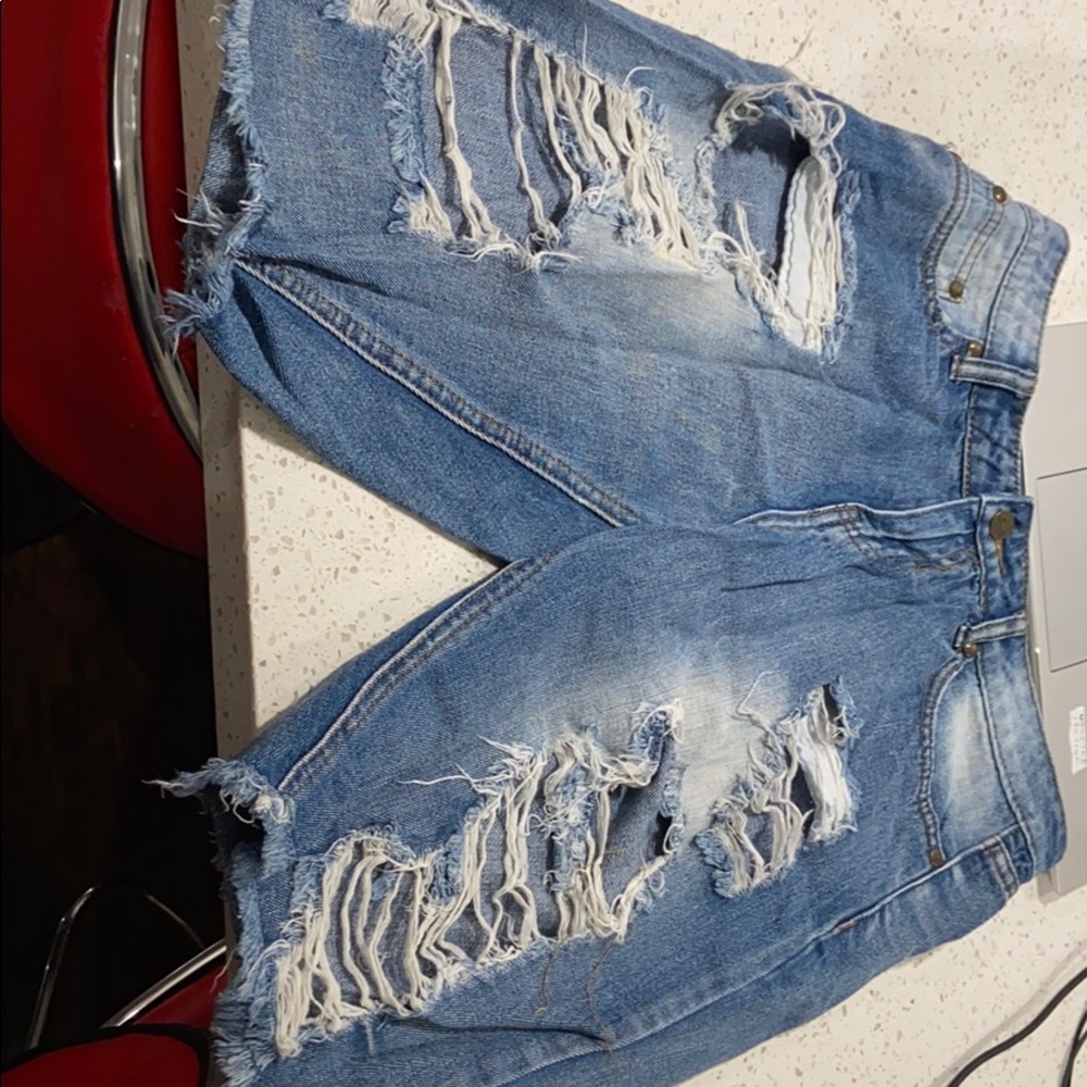 Ripped knees length short